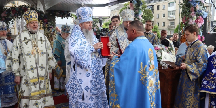 Величаве свято у Тернополі: Митрополит Епіфаній очолив літургію та хресну ходу з чудотворною іконою (Фоторепортаж)