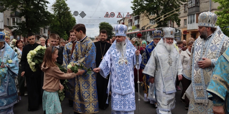 Величаве свято у Тернополі: Митрополит Епіфаній очолив літургію та хресну ходу з чудотворною іконою (Фоторепортаж)