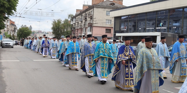Величаве свято у Тернополі: Митрополит Епіфаній очолив літургію та хресну ходу з чудотворною іконою (Фоторепортаж)