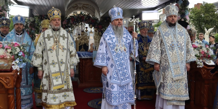 Величаве свято у Тернополі: Митрополит Епіфаній очолив літургію та хресну ходу з чудотворною іконою (Фоторепортаж)
