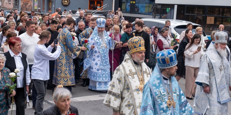 Величаве свято у Тернополі: Митрополит Епіфаній очолив літургію та хресну ходу з чудотворною іконою (Фоторепортаж)