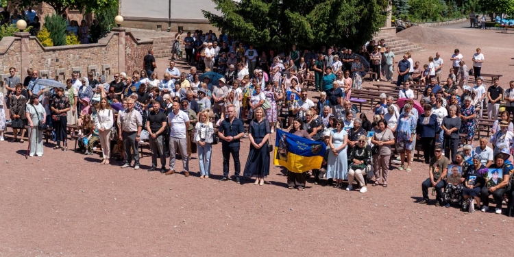 На Тернопільщині у Зaрвaниці відбулaся прощa для ветерaнів тa родин зaгиблих і зниклих безвісти зaхисників