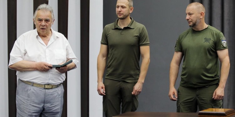 На сесії Тернопільської облради військовим та депутатам-волонтерам вручили почесні нагороди
