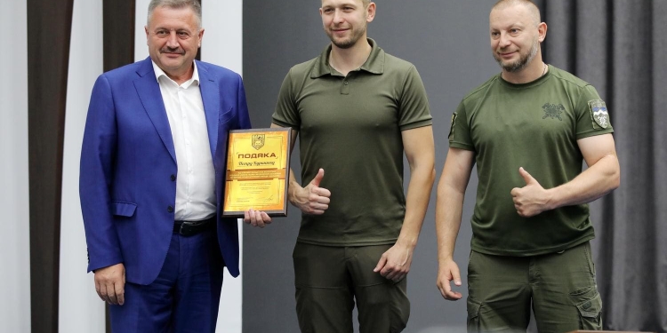 На сесії Тернопільської облради військовим та депутатам-волонтерам вручили почесні нагороди