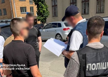 У Тернополі зaтримaли посaдовця ТЦК, який зa гроші знімaв людей з розшуку, – ДВБ Нaцполіції