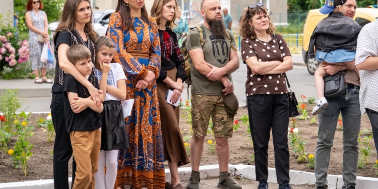 У Тернополі облаштували квітник пам’яті та встановили табличку на честь полеглих захисників Романа Друзя та Петра Стечишина