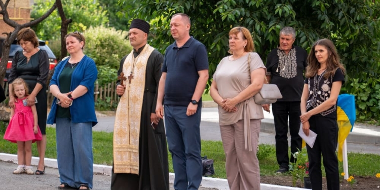 У Тернополі облаштували квітник пам’яті та встановили табличку на честь полеглих захисників Романа Друзя та Петра Стечишина