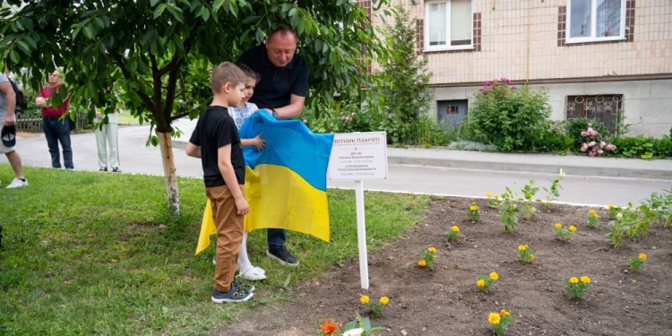 У Тернополі облаштували квітник пам’яті та встановили табличку на честь полеглих захисників Романа Друзя та Петра Стечишина
