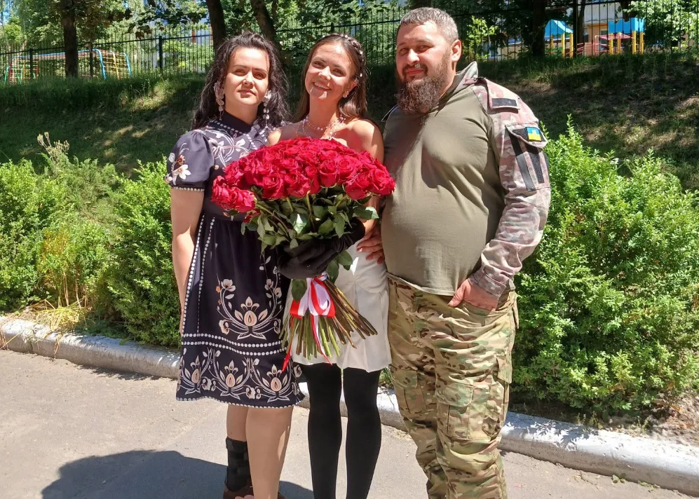 У Тернополі боєць ЗСУ розчулив мережу сюрпризом на випускному доньки