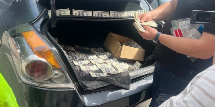 «Зелений коридор» до Польщі за 17 000 доларів: у Тернополі КОРД затримав організатора транскордонної схеми