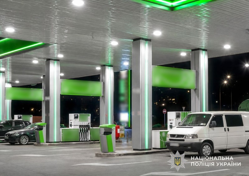 Поліція Тернопільщини закликає не залишатися на АЗС під час повітряної тривоги