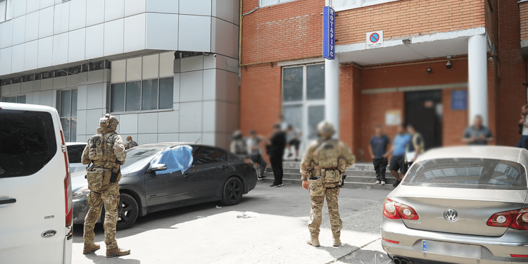 «Зелений коридор» до Польщі за 17 000 доларів: у Тернополі КОРД затримав організатора транскордонної схеми