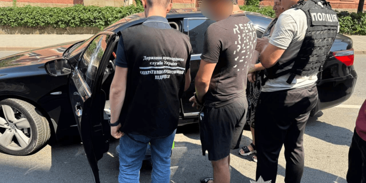 «Зелений коридор» до Польщі за 17 000 доларів: у Тернополі КОРД затримав організатора транскордонної схеми